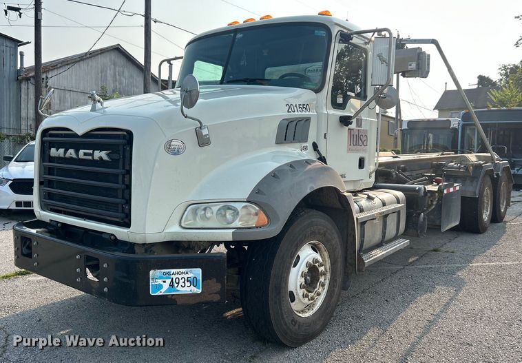2015 Mack Granite GU533 roll-off container truck - EG0559