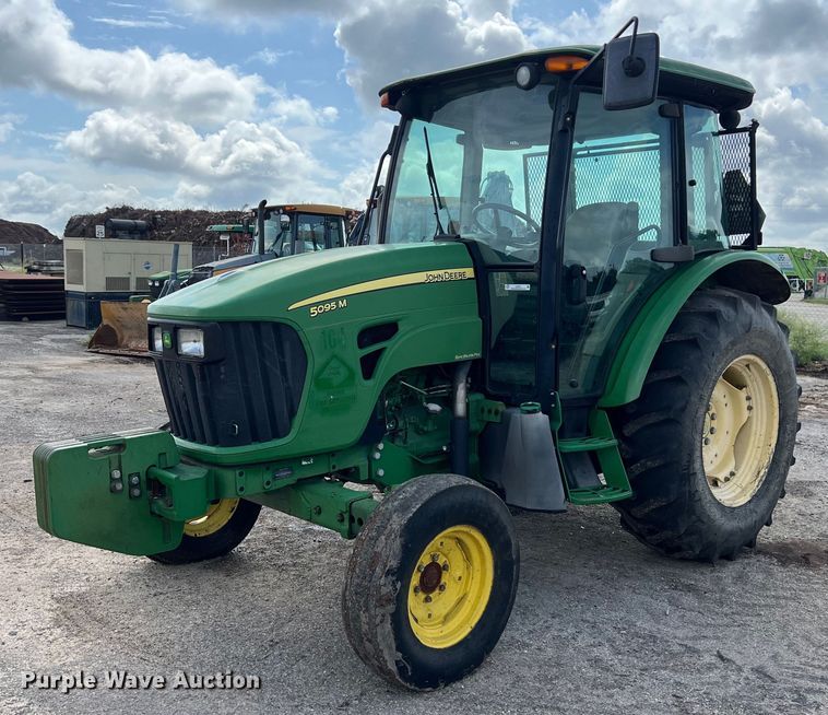 2010 John Deere  5095M tractor - EJ2841