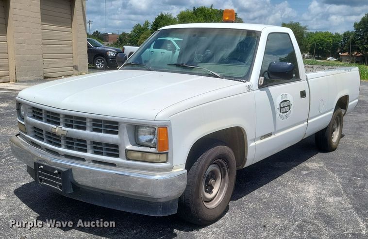 1994 Chevrolet  C1500 pickup truck - EJ8021