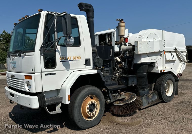 2000 Freightliner  FC70 street sweeper truck - LF9884