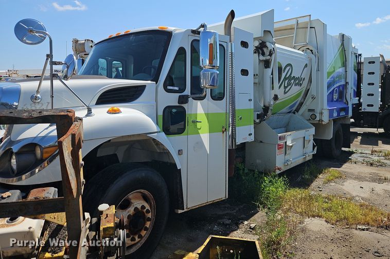 2011 International  7300 refuse truck - OF9822