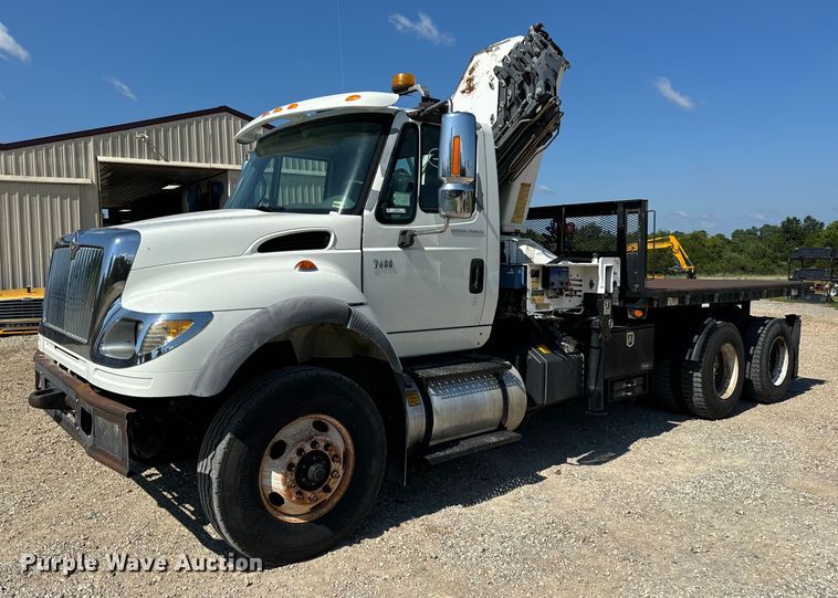 2005 International  7600  crane truck - OF9938