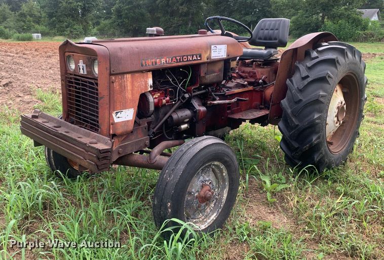 1965 International 424 tractor - DM7976