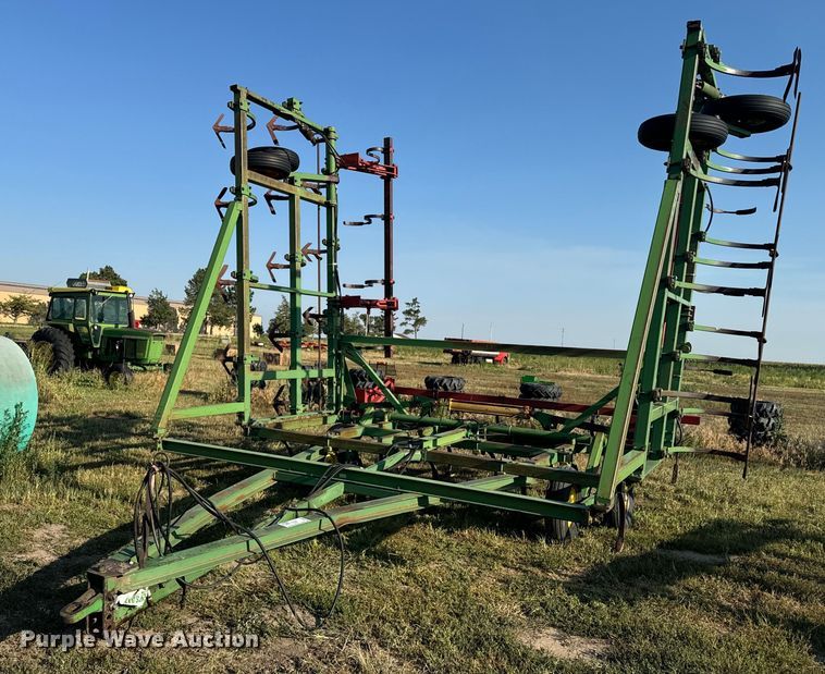 John Deere 1600 field cultivator - DQ6935