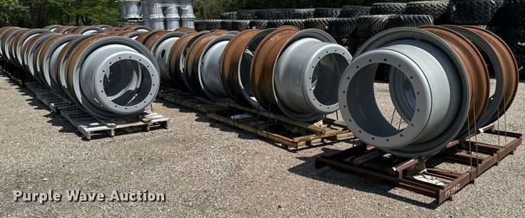 (44) Titan 42xDD18 combine wheels - MU9883