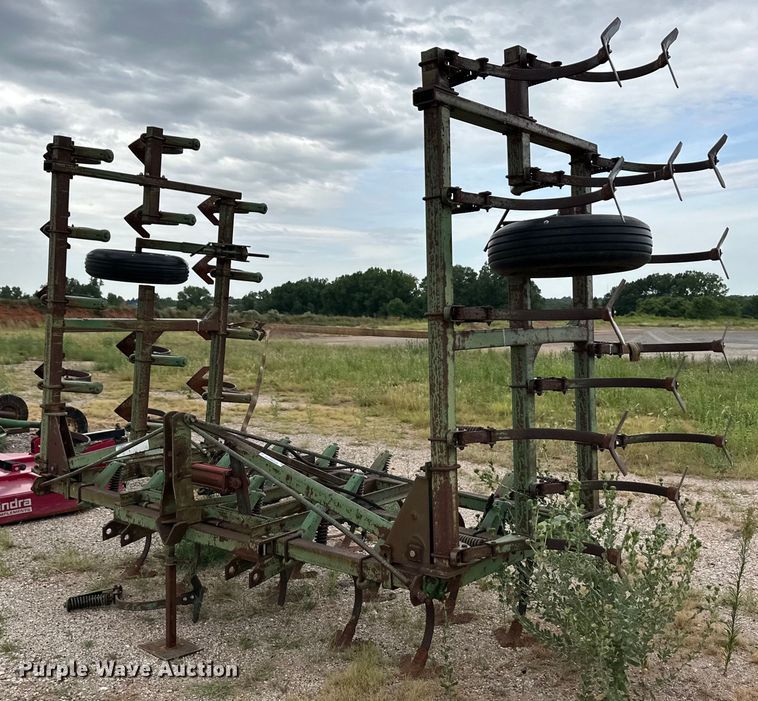 John Deere field cultivator - OM9550