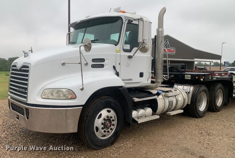 2013 Mack CXU613 Pinnacle  semi truck - DM7941