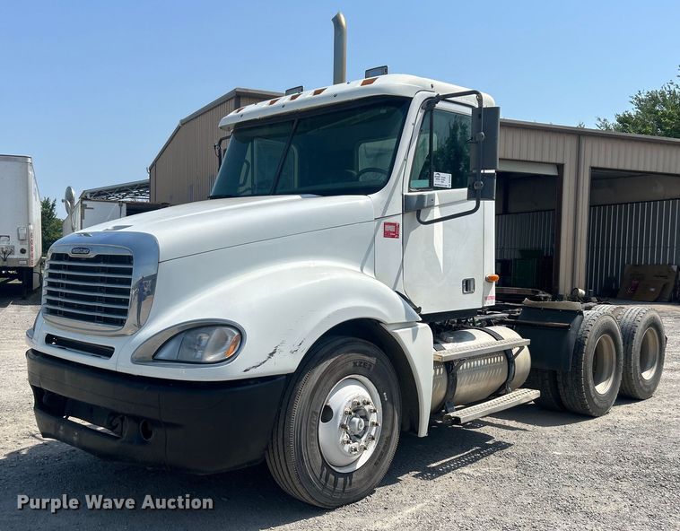 2002 Freightliner  Columbia 120 semi truck - DO6604