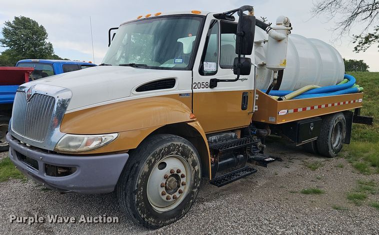 2012 International  DuraStar 4300 septic truck - DR8729