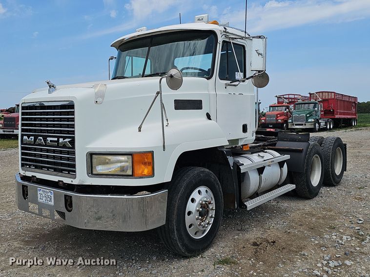 2003 Mack CH613 semi truck - DS4659