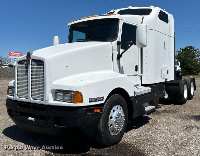 2006 Kenworth  T600B semi truck - EG1452