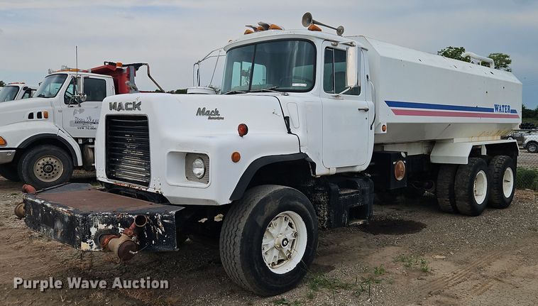 1988 Mack water truck - EI3991