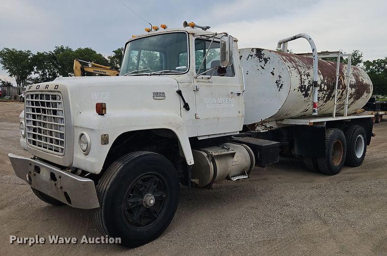 1978 Ford  9000 water truck - EI3992
