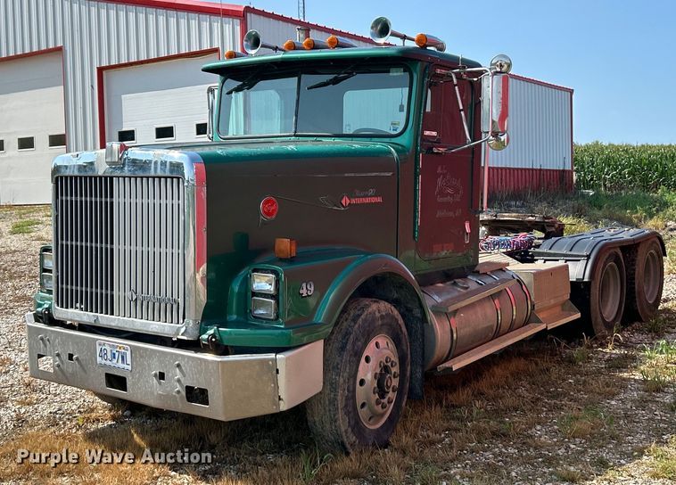 1990 International  9300 semi truck - EK3024