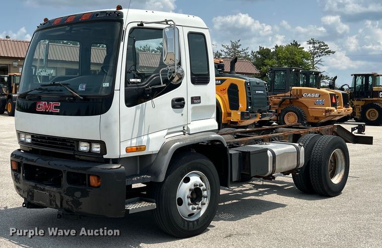 2002 GMC T7500 truck cab and chassis - EK5001
