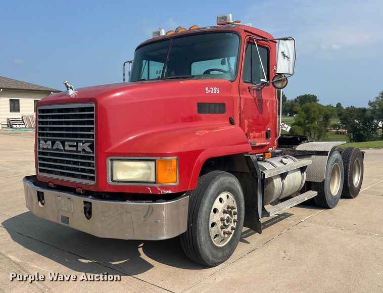 2001 Mack CH613 semi truck - EK8844