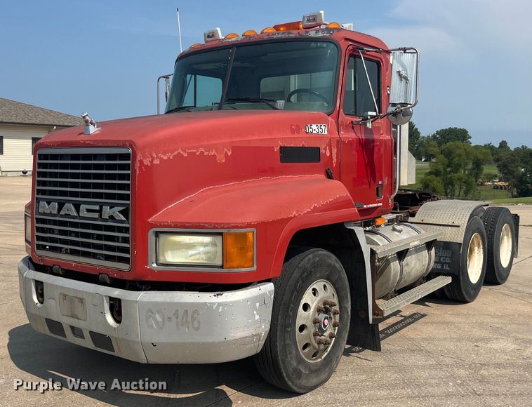 2001 Mack CH613 semi truck - EK8845