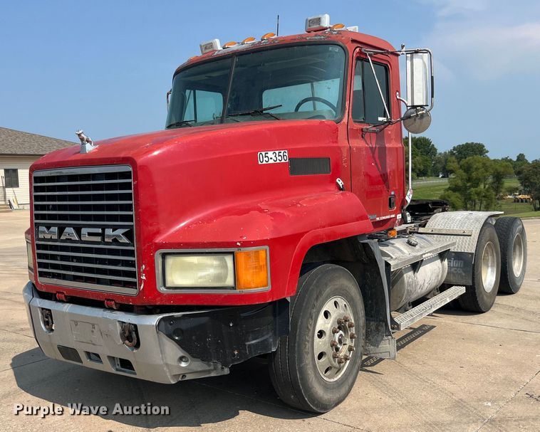 2001 Mack CH613  semi truck - EK8846