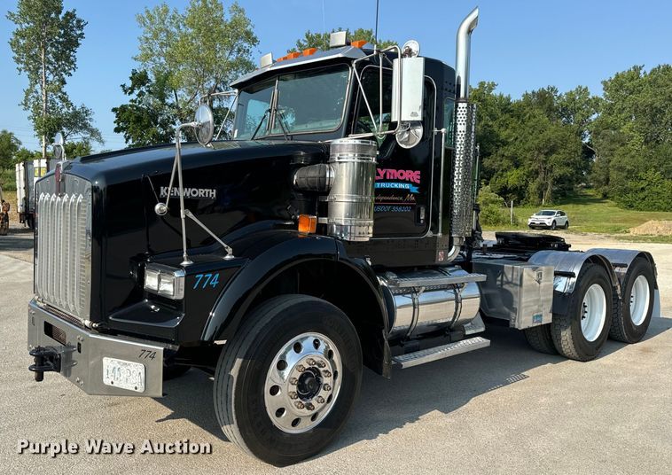 2003 Kenworth T800 semi truck - OF9878
