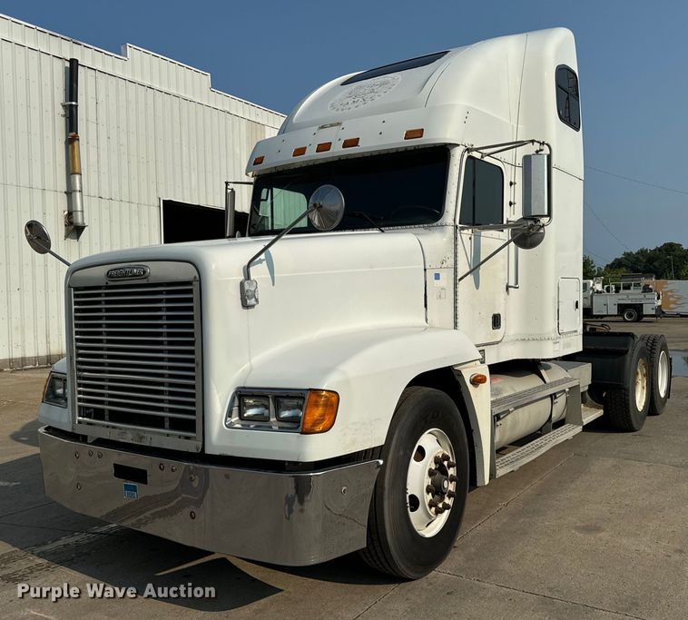 1999 Freightliner  FLD120 semi truck - OG9595