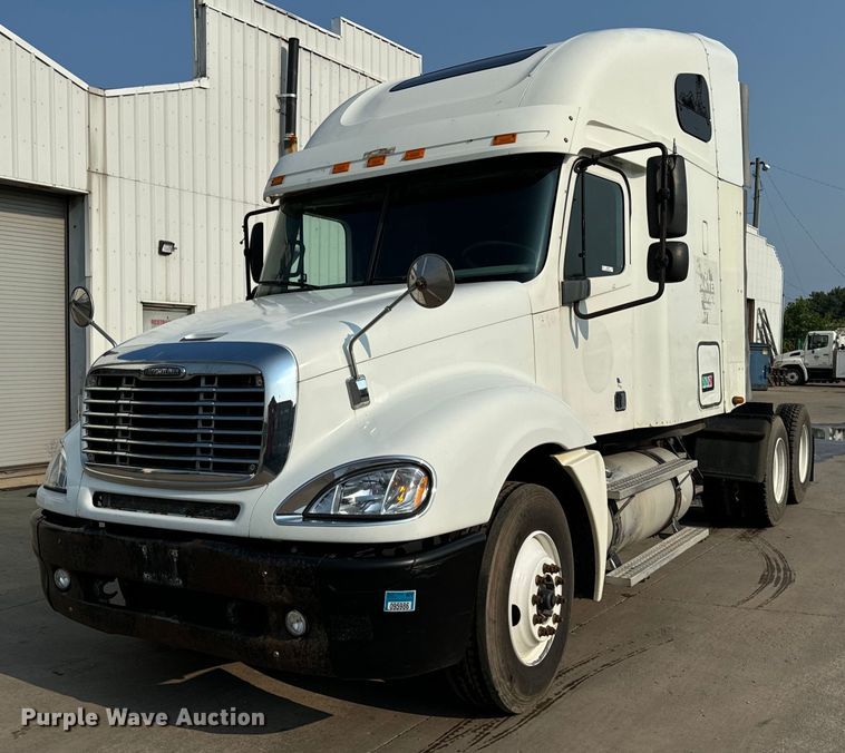 2004 Freightliner  CL120 semi truck - OG9597