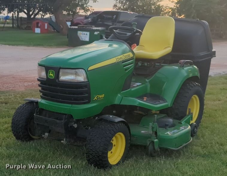 John Deere X748 lawn mower - DL1037