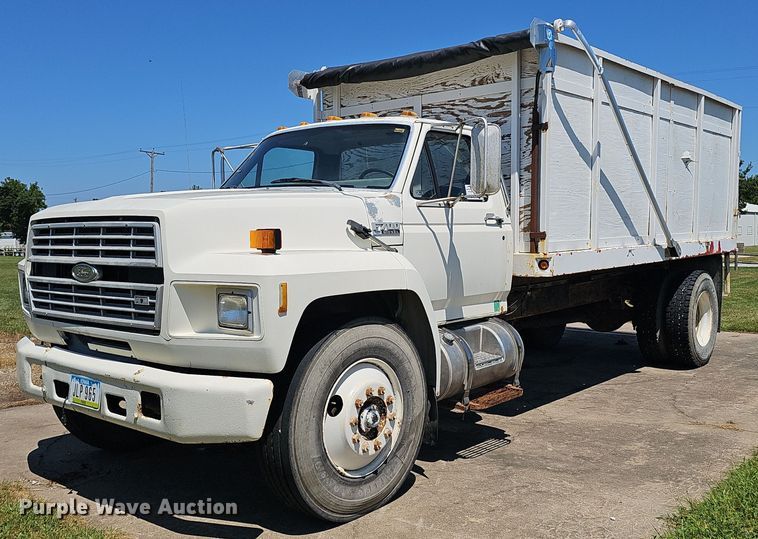 1993 Ford F700 dump truck - DS4677