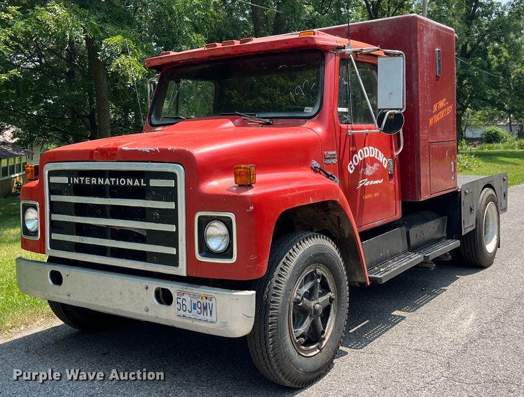 1981 International Harvester 1624 flatbed truck - EK8841