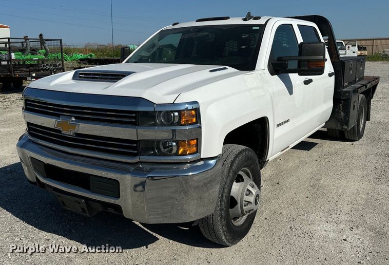 2018 Chevrolet  3500HD Crew Cab flatbed pickup truck - OG9617