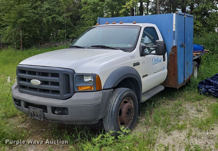 2005 Ford F550 XL flatbed truck - OJ9795