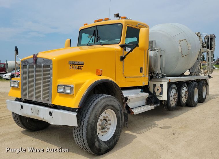 2004 Kenworth W900 ready mix truck - DR4389