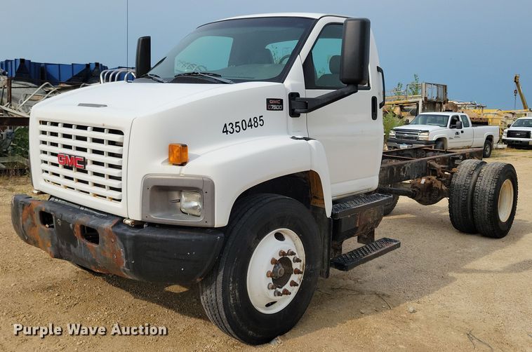 2004 GMC  C7500 truck cab and chassis - DR4399