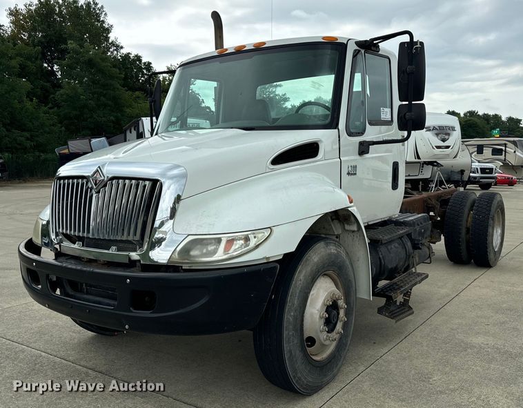 2005 International  4300 truck cab and chassis - DV5864
