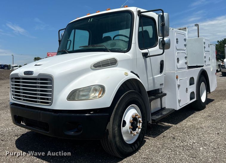 2006 Freightliner  Business Class M2 fuel / lube truck - EG0768