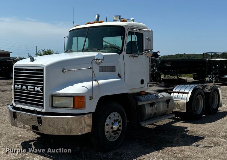 1995 Mack CH613 semi truck - EH4354