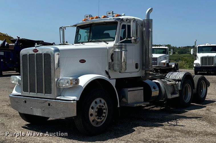 2013 Peterbilt 388 semi truck - EH4369