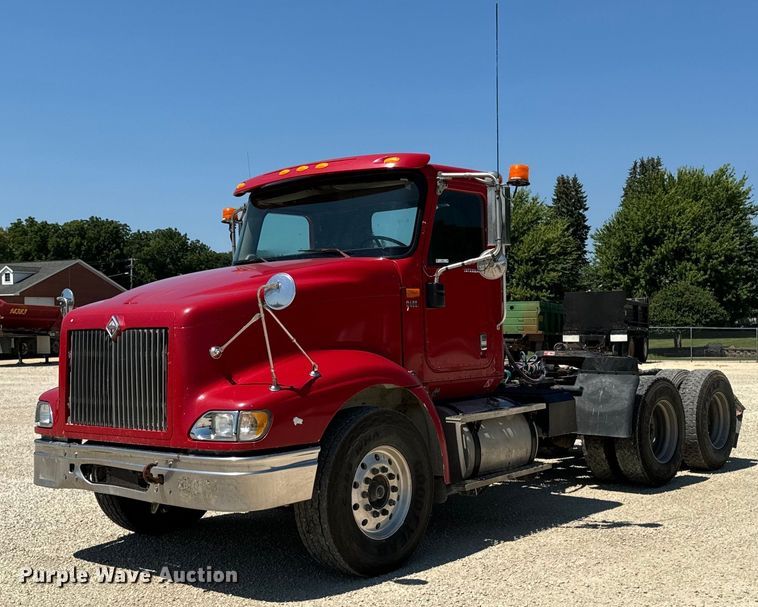 2002 International 9400i semi truck - EH4375