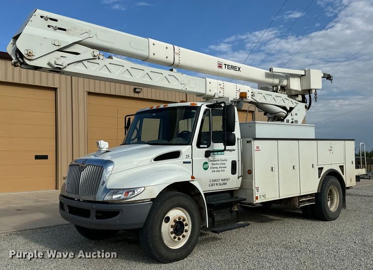 2009 International DuraStar 4300  bucket truck - LF9859