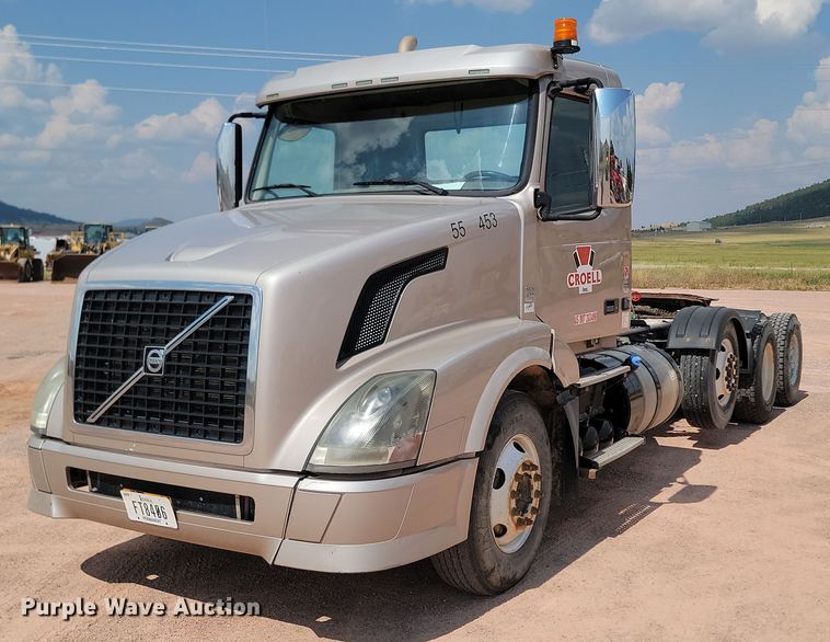 2014 Volvo  VNL semi truck - OD9688
