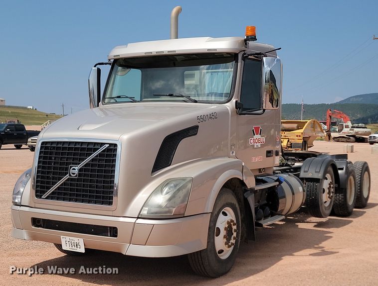 2014 Volvo  VNL semi truck - OD9690