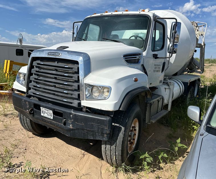 2012 Freightliner 114SD ready mix truck - OM9532