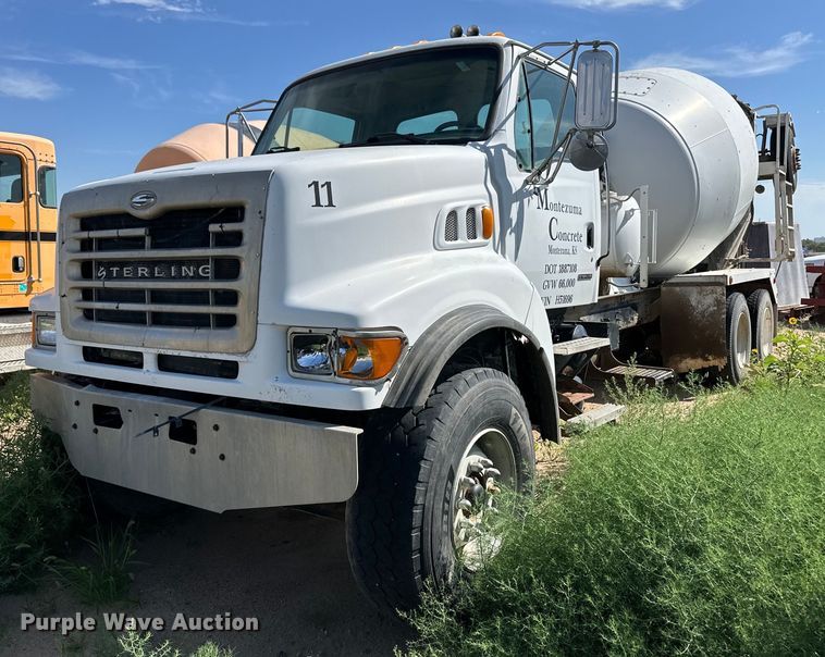 2001 Sterling ready mix truck - OM9533