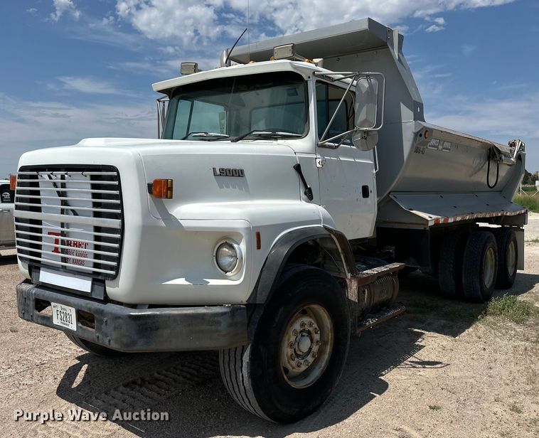1995 Ford L9000 dump truck - OM9539