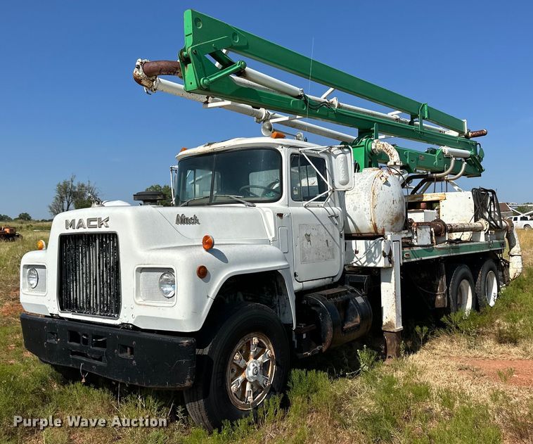 1979 Mack concrete pump truck - OM9572