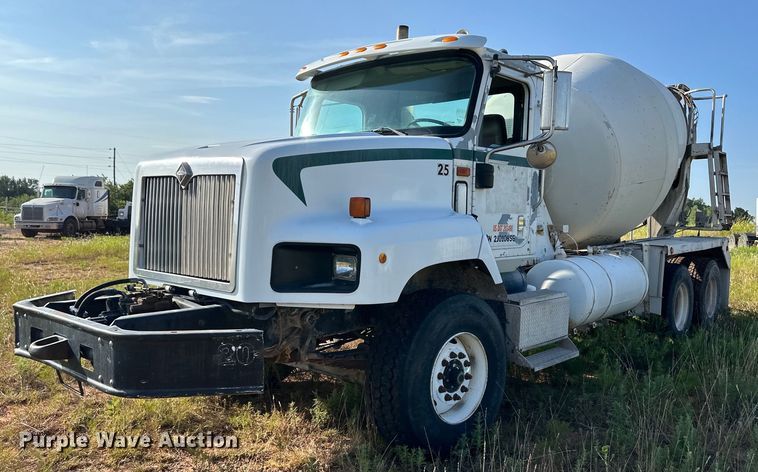 2002 International 5600i ready mix truck - OM9575
