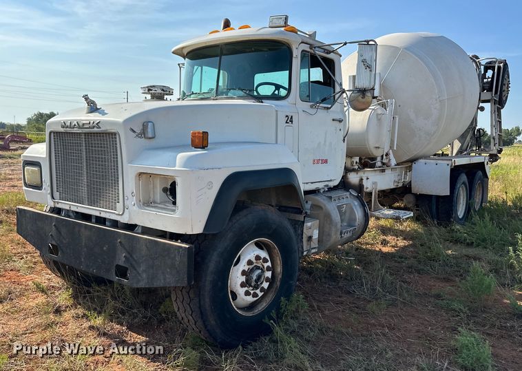 1998 Mack RD690S ready mix truck - OM9576