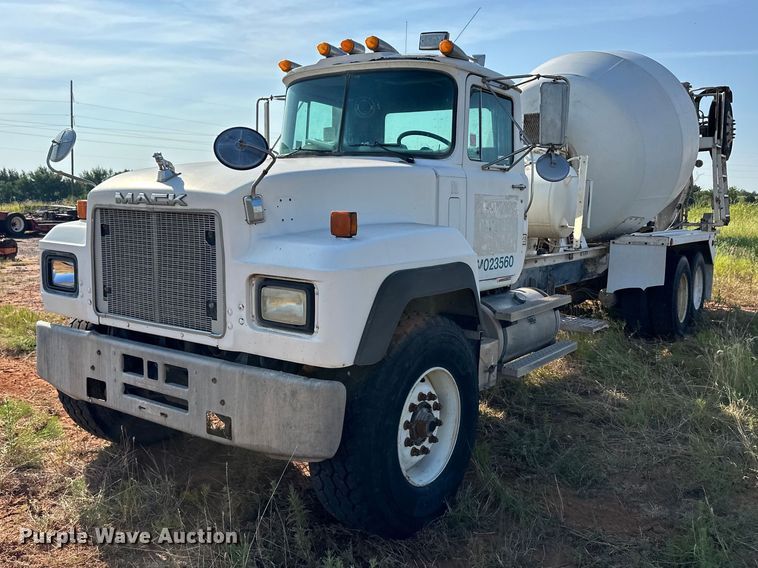 1997 Mack RD690S ready mix truck - OM9577