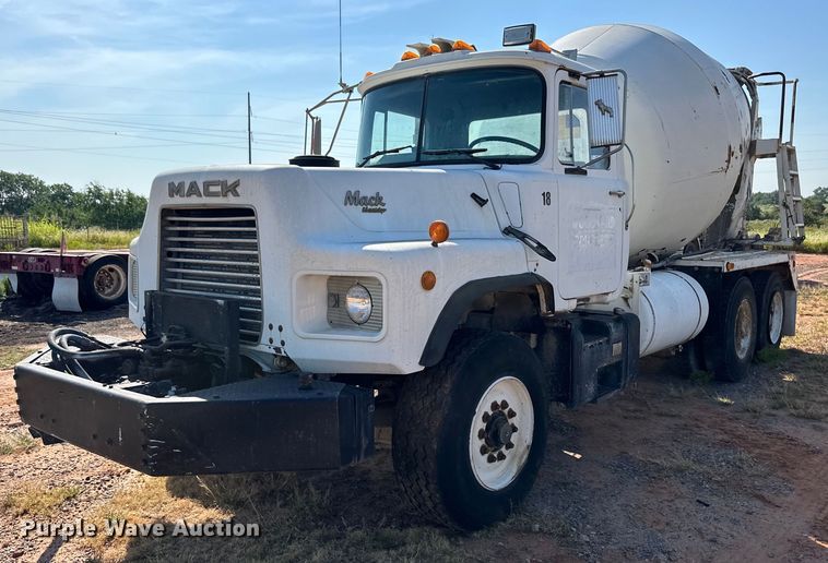 1994 Mack DM690S ready mix truck - OM9581