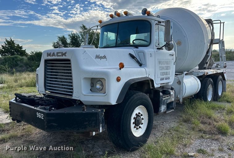 1996 Mack DM690S ready mix truck - OM9601