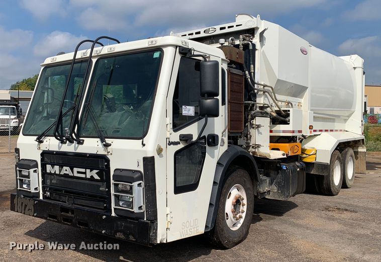 2018 Mack LR613 refuse truck - DM1768